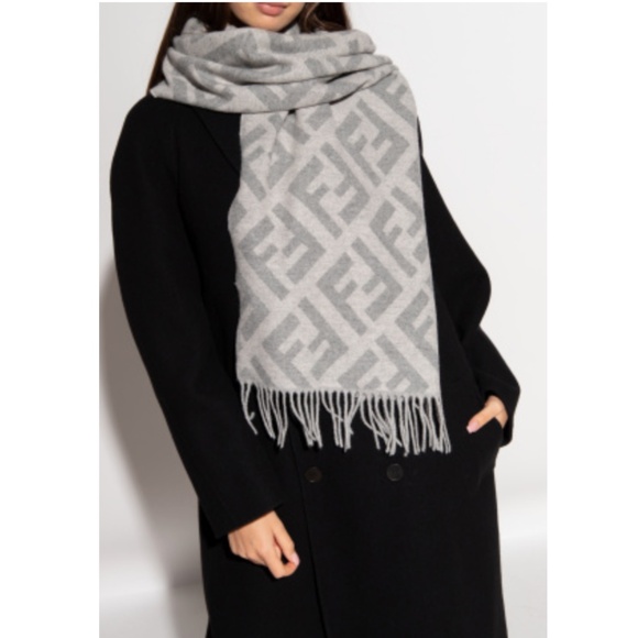 Fendi GREY Scarf with logo - Picture 1 of 5
